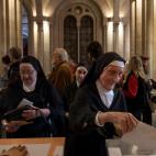 Monjas votando en Barcelona.