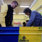 Entrega votos por correo en La Moraleja, Madrid.