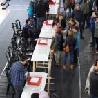 Organizando las mesas en Vitoria.