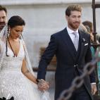 Pilar Rubio y Sergio Ramos a la salida de la Catedral de Sevilla, ya como marido y mujer.
