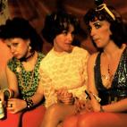 Sus amigos fueron los productores de su primera pel&iacute;cula: recaud&oacute; medio mill&oacute;n de pesetas (3.000 euros) gracias a su ayuda para financiar Pepi, Luci, Bom y otras chicas del mont&oacute;n.