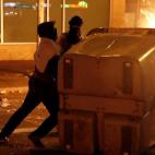 Contenedores volcados, fuegos y barricadas, en la noche barcelonesa
