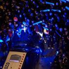 Un furgón de los Mossos intenta abrirse paso entre los manifestantes