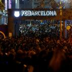 Marea de aficionados llegando al estadio