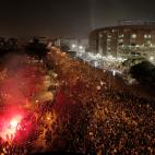 Alguna bengala en el exterior del Camp Nou minutos antes del comienzo del partido