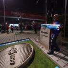 Un aficionado, luce un cartel con el lema estrella