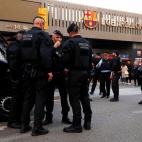 Agentes frente al Camp Nou