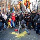 Un manifestante pinta un lazo amarillo en plena calle