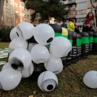 Balas y ojos de 'mentira' en recuerdo de los heridos en las protestas ocurridas en Barcelona