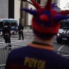 Un aficionado, frente a varios agentes y furgonas policiales