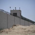 Muros de vigilancia de un centro en Hotan