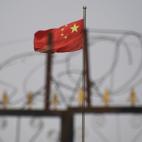 La bandera china en un centro de retención, en Yangisar