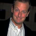 La voz del Kevin adulto dirigió 10 episodios de la serie, e interpretaría al padre de Savage en "Little Monsters", en 1989. Al final de "Aquello maravillosos años", la voz de Stern dice: "Crecer pasa en un suspiro. Un día estás en pañales...