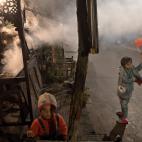 Un niño uigur, con la bandera china, en un mercado de Kashgar