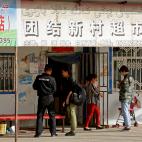 Policías chequeando a unos reporteros de AP que estaban buscando los centros de internamiento