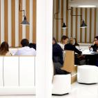 Las candidatas y sus equipos, mesa con mesa