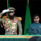 Una chaqueta o americana verde que puedes customizar a tu gusto con medallas de cartulina. Y convertirlo en disfraz de grupo si contratas a varios amigos como guardaespaldas.