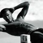 Quién: futbolista británico, padre de Brooklyn, Romeo, Cruz y Harper; marido de Victoria, la Spice Girl más emprendedora; icono de moda, fashion victim… ¿En serio no sabes quién es? Cuándo: desde 2009. Marca: Emporio Armani y David B...