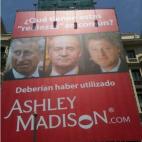 La agencia de relaciones extramatrimoniales Ashley Madison usó la imagen del rey Juan Carlos junto con la del príncipe Carlos y Bill Clinton con al lema '¿Qué tienen en común?'.- "Nosotros no hemos inventado los cuernos". La compañía ret...