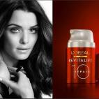 El organismo regulador de la publicidad en el Reino Unido (ASA, por sus siglas en inglés) decidió prohibir en febrero de 2012 este anuncio que iba a publicarse en revistas. Consideró que la imagen estaba retocada digitalmente en Photoshop co...