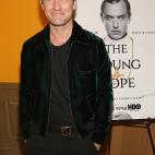 El actor brit&aacute;nico vino al mundo el 29 de diciembre. Ha protagonizado pel&iacute;culas como Closer (2004), Cold Mountain (2003) o El Aviador (2004). Este 2017 ha presentado El Rey Arturo y se encuentra rodando la segunda parte de Animales...