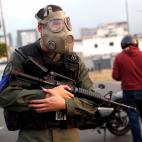 Un militar cerca de la base a&eacute;rea 'La Carlota' en Caracas