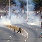 Varias personas reaccionan al gas lacrim&oacute;geno en la base de 'La Carlota'.