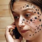 Ahora se quiere quitar sus estrellas. En principio negó que se las hubiera pedido al tatuador. Dice que le avergüenza salir así a la calle.