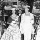 Vestidas de cóctel por Balenciaga, 1955, en Cristóbal Balenciaga y la Marquesa de Llanzol. Fundación Cristóbal Balenciaga, Getaria, 2004. Foto del catálogo del Museo del Traje de noviembre de 2007.