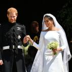 Los novios saliendo de la iglesia