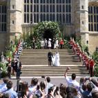 Los novios son jaleados al salir de la capilla