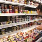 Hay que prestar atención al etiquetado de los productos, tanto a la hora de comprarlos como de almacenarlos. En un alimento puede aparecer la fecha de caducidad, que indica el momento hasta el que se garantiza que su consumo es seguro (después...