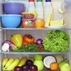 Aunque parezca demasiado obvio, conviene recordar que los productos más perecederos deben colocarse delante, y los alimentos con más fecha de caducidad, detrás.