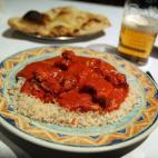 Trata de echar en el plato lo que vayas a comer y, si es posible y lo crees oportuno, pide raciones más pequeñas en los restaurantes. Con los niños habría que actuar igual y recordarles que pueden repetir si quieren.