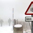 Dos personas suben a pie al albergue de los Ancares y Tres Obispos (Lugo) que permanecía hoy cubierto de nieve.