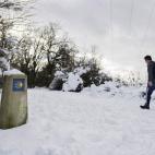 Dos peregrinos coreanos caminan por el Camino de Santiago a la altura del Alto de Erro (Navarra).