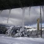 En la imagen, carámbanos en el Alto de los Leones. Además de la nieve, el temporal ha dejado viento, lluvia y bajas temperaturas en Madrid y más de media España.