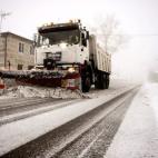 Una máquina quitanieves retira nieve de la calzada en el pueblo orensano de Casetas do Rodicio (Maceda).