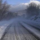 En la imagen, el viento levanta la nieve en la carretera de Guadarrama, en la sierra madrileña. El temporal ha obligado a cerrar algunos puertos de montaña y ha dificultado el tránsito por carreteras de la red secundaria de Asturias, Cantabri...