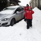 Dos personas caminan por la aldea de Piornedo que amanecía cubierta de nieve debido al temporal de frío que afecta a Galicia y gran parte de la península.