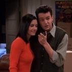 Matthew Perry fue el "esclavo" de Courtney Cox en el plató al perder una apuesta. La apuesta consistía en saber de qué película (La mujer explosiva o El club de los cinco) procedía una frase de Anthony Michael Hall, por lo que decidieron bu...