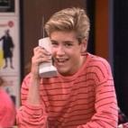 Mark-Paul Gosselaar se teñía el pelo para la serie. Gosselaar se tuvo que teñir de rubio durante seis años mientras rodaba la serie, pues con la edad se le fue oscureciendo el pelo. Cuando tenía diez años era rubio, pero eso no le duró mu...