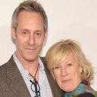 Los actores que interpretaron al presidente Garrett Walker y a la secretaria de Estado están casados en la vida real, lo cual desconocía David Fincher durante el casting. Michael Gill y Jayne Atkinson se casaron en 1998, pero hicieron el casti...