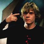 Evan Peters impresionó a Jessica Lange y Sarah Paulson cuando le vieron con un calcetín para penes en el primer día de rodaje de la segunda temporada. Peters llevaba una bata de hospital y pensaba que no se le iba a ver hasta que tuvo que in...