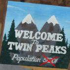 El número que aparece en el cartel no se corresponde con la verdadera población de Twin Peaks. Se suponía que la población era de 5.120 personas frente a los 51.201 del cartel, pero el canal ABC argumentó que los estadounidenses no verían ...