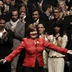 Sus compañeros aplauden a Concha Velasco momentos antes de recibir el Goya