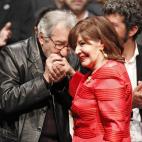 José Sacristan felicita a Concha Velasco, muy emocionada