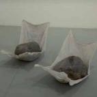 Piedras y bolsas de plástico.