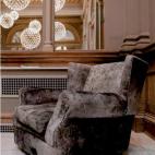 Sillón tapizado con telas que fueron arrastradas por las calles donde sucedieron los disturbios en agosto de 2011 en Croydon, Londres. Galería mor-charpentier