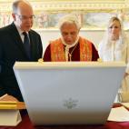 Pope Benedict XVI (C) talks to Prince Albert II of Monaco and his wife Princess Charlene on January 12, 2013 during a private audience at Vatican. AFP PHOTO / VINCENZO PINTO (Photo credit should read VINCENZO PINTO/AFP/Getty Images)
